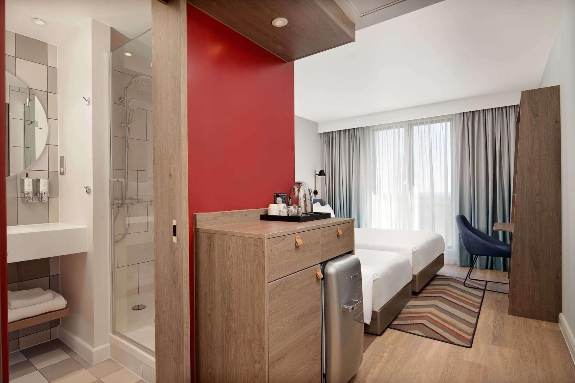 Hampton By Hilton High Wycombe Hotel Exterior photo