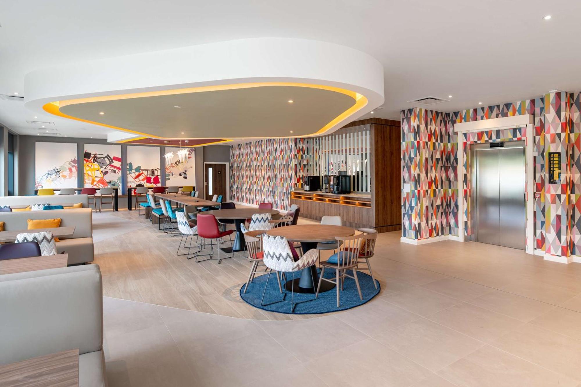 Hampton By Hilton High Wycombe Hotel Exterior photo